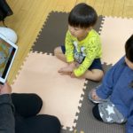 英語に熱中する幼児